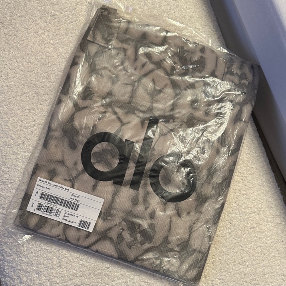 Classic Alo Yoga large camo tote BNWT